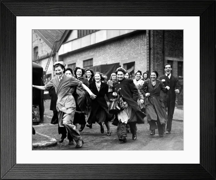 Framed Print : World War Two. Factory girls at a well known London electrical firm race to be first