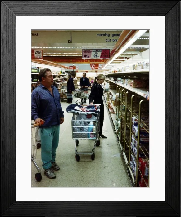 Framed Print : Patsy Kensit actress with her new baby shopping in Sainsburys Framed Print : Patsy Kensit actress with her new baby shopping in Sainsburys