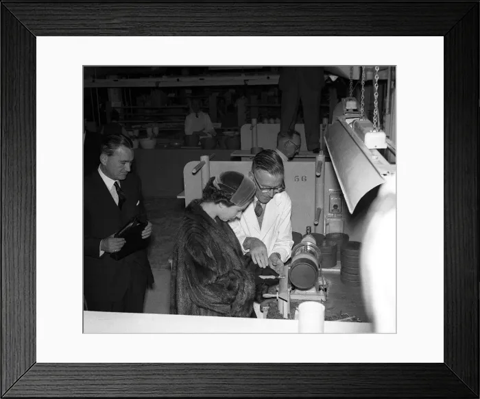 Framed Print : Her Majesty Queen Elizabeth II on a visit to the Wedgewood factory at Barlaston in Framed Print : Her Majesty Queen Elizabeth II on a visit to the Wedgewood factory at Barlaston in