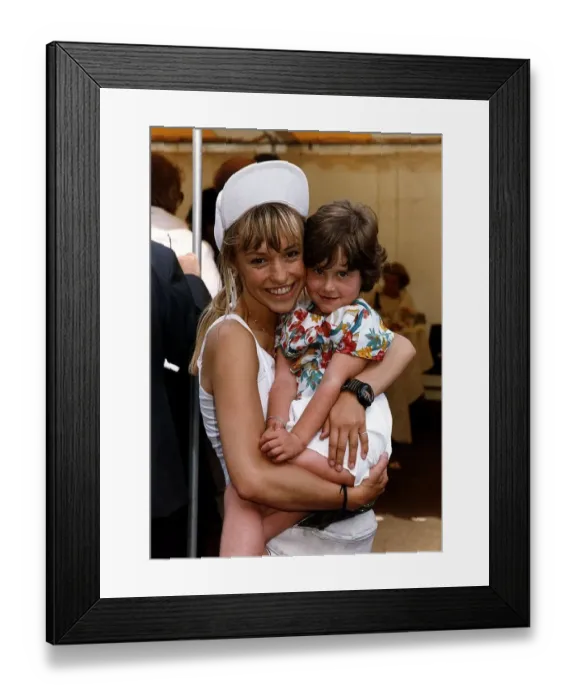 Framed Print : Five year old Kate Mills a Leukaemia sufferer with tv presenter Michaela Strachan
