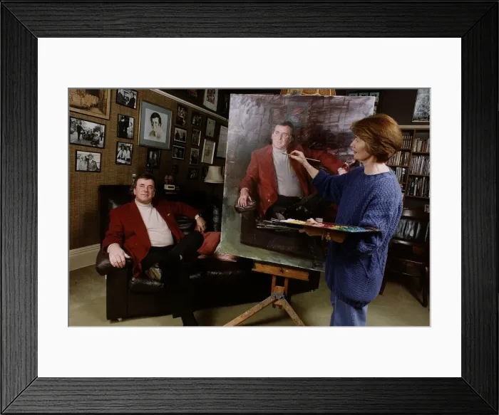 Framed Print : Terry Wogan TV Presenter sits patiently while artist June Mendozo paints his portrait Framed Print : Terry Wogan TV Presenter sits patiently while artist June Mendozo paints his portrait