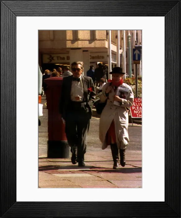 Framed Print : Sir Robin Day ex tv presenter of BBC Tvs Question Time Programme pictured with student Framed Print : Sir Robin Day ex tv presenter of BBC Tvs Question Time Programme pictured with student