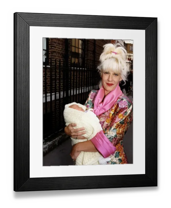 Framed Print : Paula Yates TV Presenter and Model leaving hospital with her new baby daughter Framed Print : Paula Yates TV Presenter and Model leaving hospital with her new baby daughter
