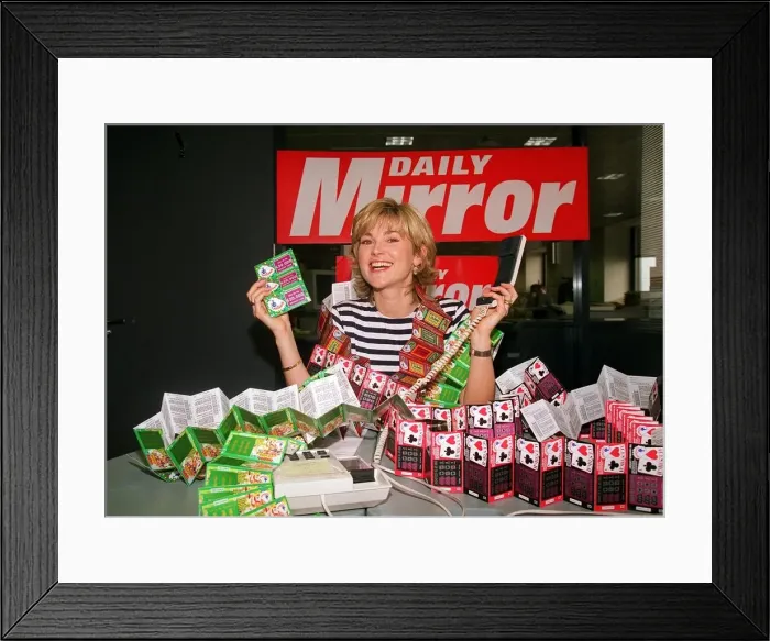 Framed Print : Anthea Turner TV Presenter mans the Daily Mirror National Lottery Scratchcards
