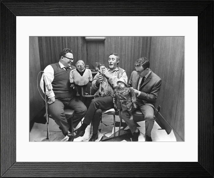 Framed Print : Spike Milligan March 1963 with Harry Seacombe and Peter Sellers rehersing for Framed Print : Spike Milligan March 1963 with Harry Seacombe and Peter Sellers rehersing for