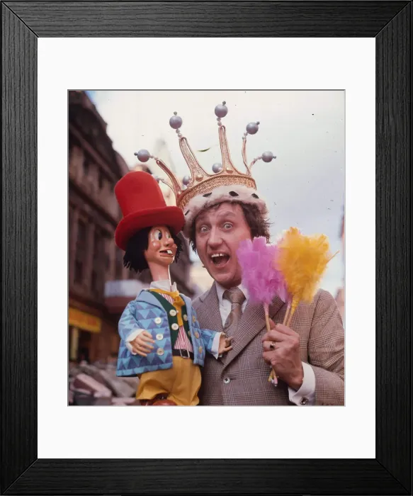 Framed Print : Ken Dodd comedian on tour in Glasgow, Scotland, 9th October 1972 Framed Print : Ken Dodd comedian on tour in Glasgow, Scotland, 9th October 1972