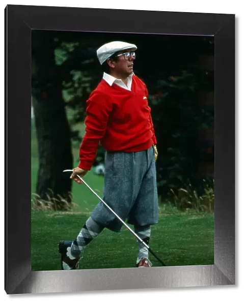 Ronnie Corbett playing golf February 1982 A©mirrorpix