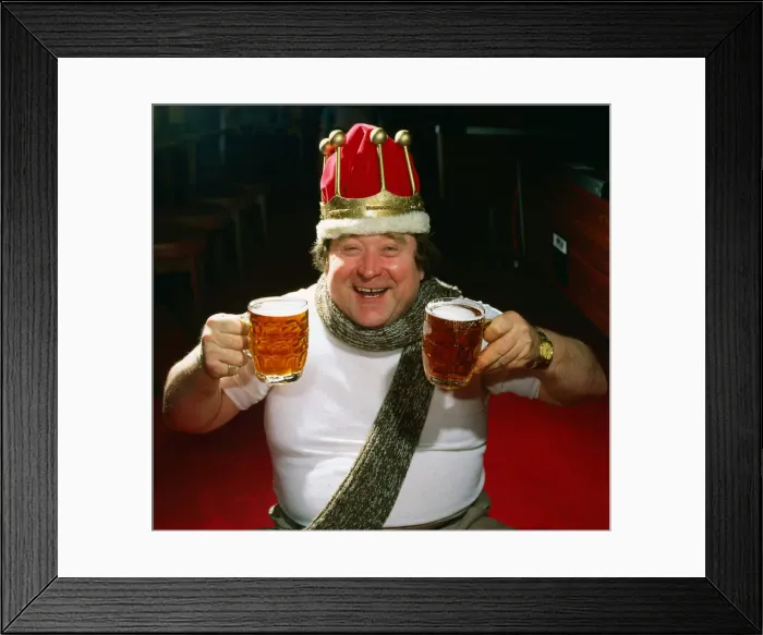 Framed Print : Bernard Manning wearing crown holding pints January 1986 A©mirrorpix