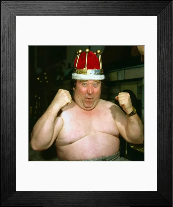Framed Print : Bernard Manning wearing crown fists clenched January 1986 A©mirrorpix