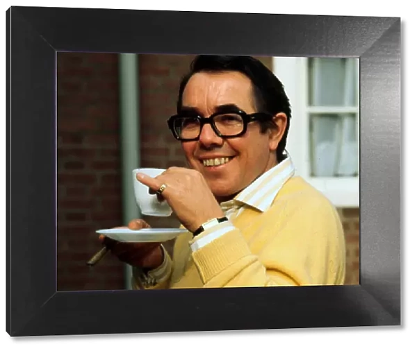 Ronnie Corbett holding teacup December 1977 A©mirrorpix