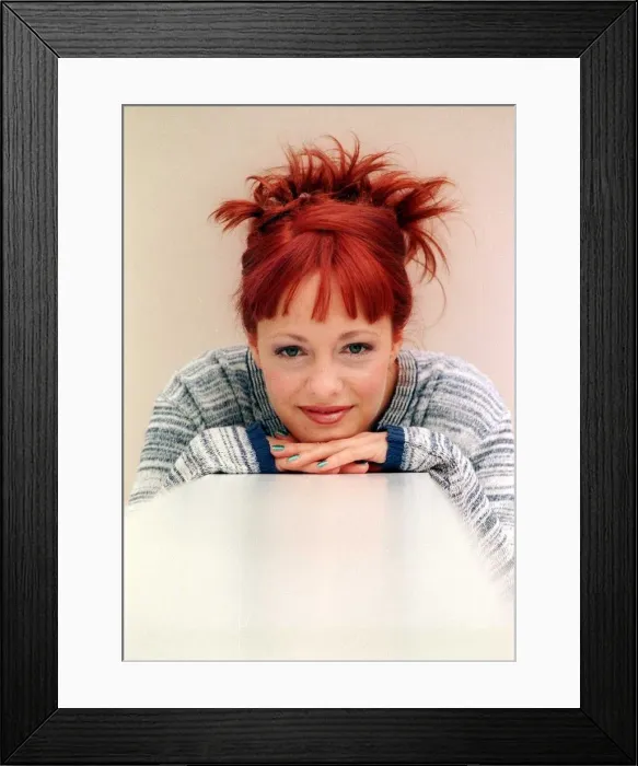 Framed Print : Sarah Cawood TV presenter leaning on her chin Framed Print : Sarah Cawood TV presenter leaning on her chin