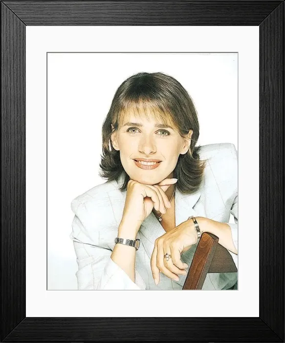 : Carol Smillie head leaning on hand TV presenter : Carol Smillie head leaning on hand TV presenter