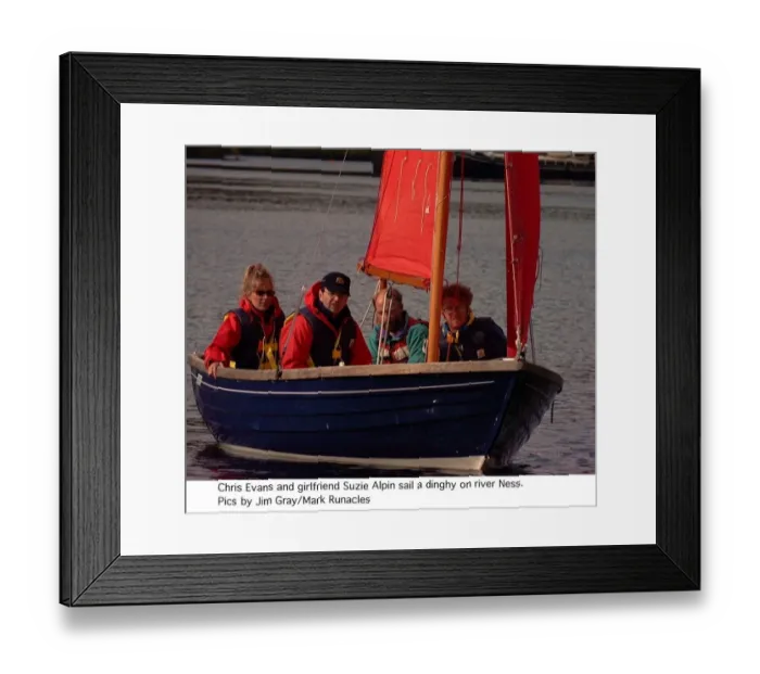 Framed Print : Chris Evans Radio one dj and tv presenter with girlfriend Suzie Alpin sailing a dingy