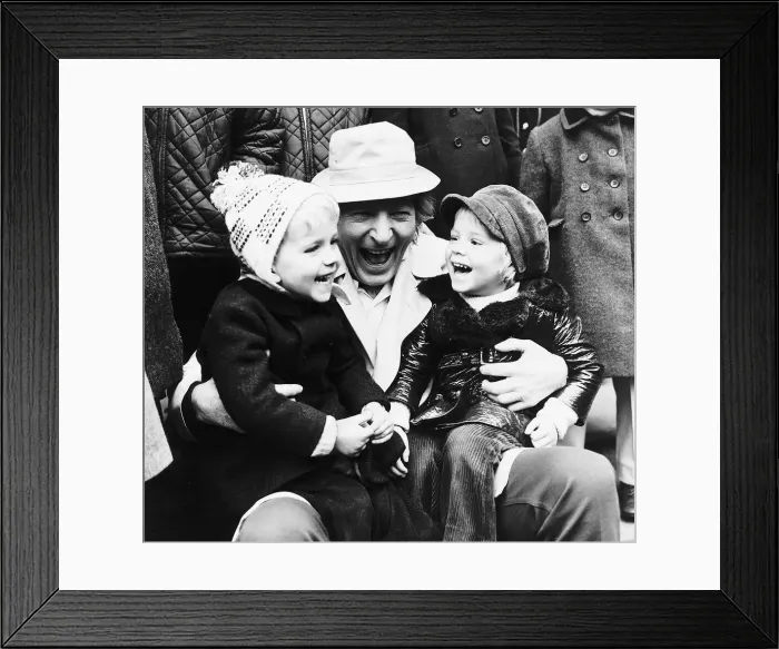 Framed Print : Danny Kaye making two toddlers laugh in London - November 1971 Guy Murray Framed Print : Danny Kaye making two toddlers laugh in London - November 1971 Guy Murray