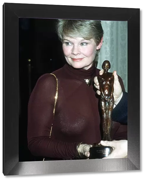 Judi Dench actress is presented with a statuete at the S. W. E. T. awards in December 1984
