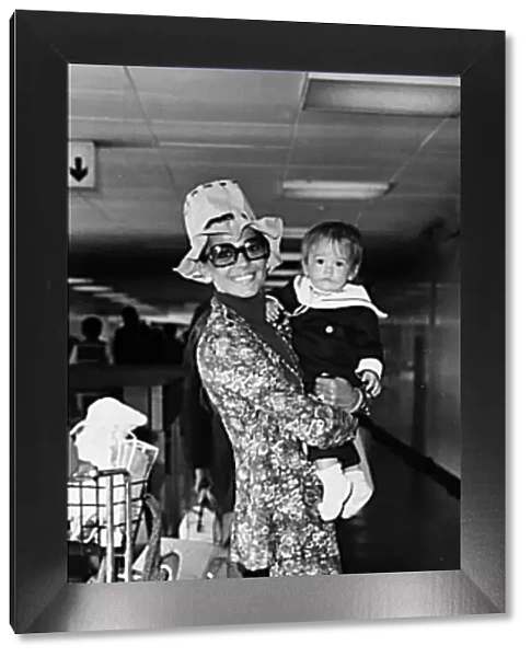 Natalie Wood American actress with daughter Natasha 1971