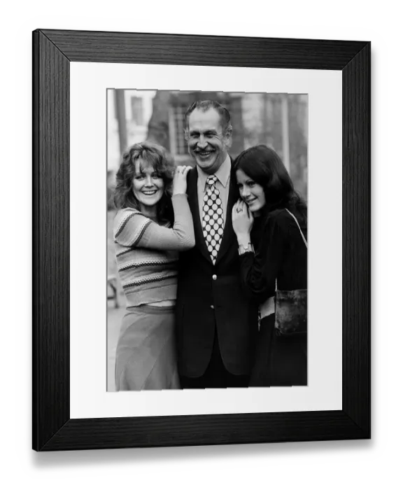 Framed Print : Vincent Price with Fiona Lewis and Valli Kemp December 1971