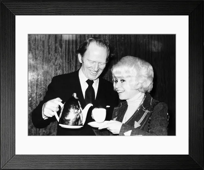 Framed Print : Actor Gordon Jackson pours tea for Barbara Windsor 1976 Framed Print : Actor Gordon Jackson pours tea for Barbara Windsor 1976