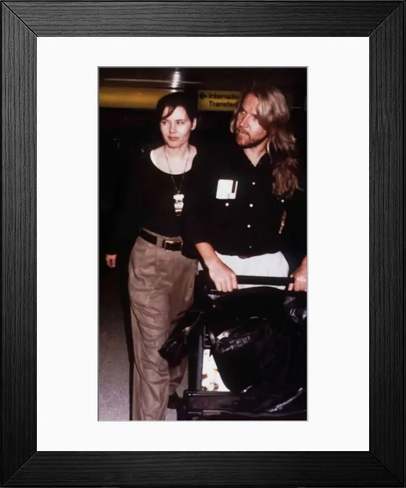 Framed Print : Geena Davis US actress with boyfriend Renny Harlin 1994 Framed Print : Geena Davis US actress with boyfriend Renny Harlin 1994