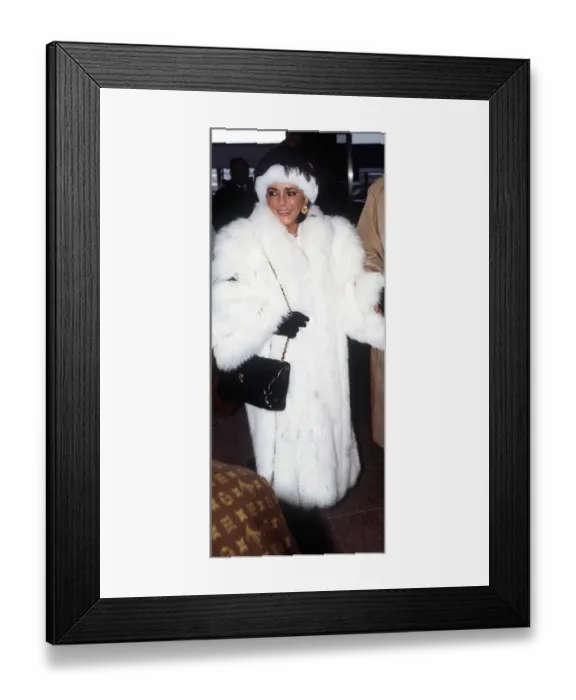 Framed Print : Elizabeth Taylor Jan 1987 wearing White Fur coat at Heathrow Airport