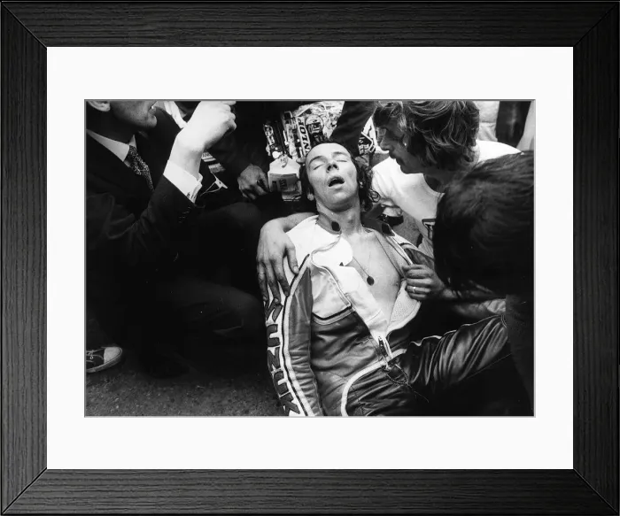 Framed Print : John Williams exhausted after pushing his bike for the last mile in the 1976 TT 500cc