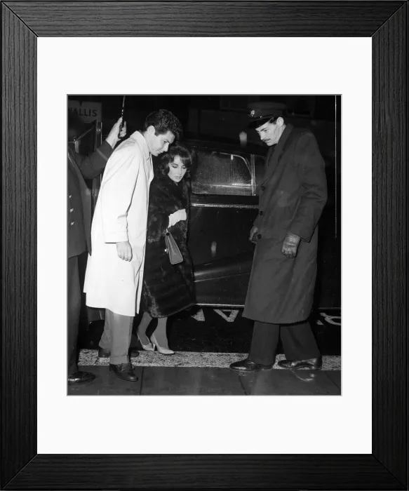 Framed Print : Elizabeth Taylor Oct 1960 with Husband Eddie Fisher arriving at London Framed Print : Elizabeth Taylor Oct 1960 with Husband Eddie Fisher arriving at London
