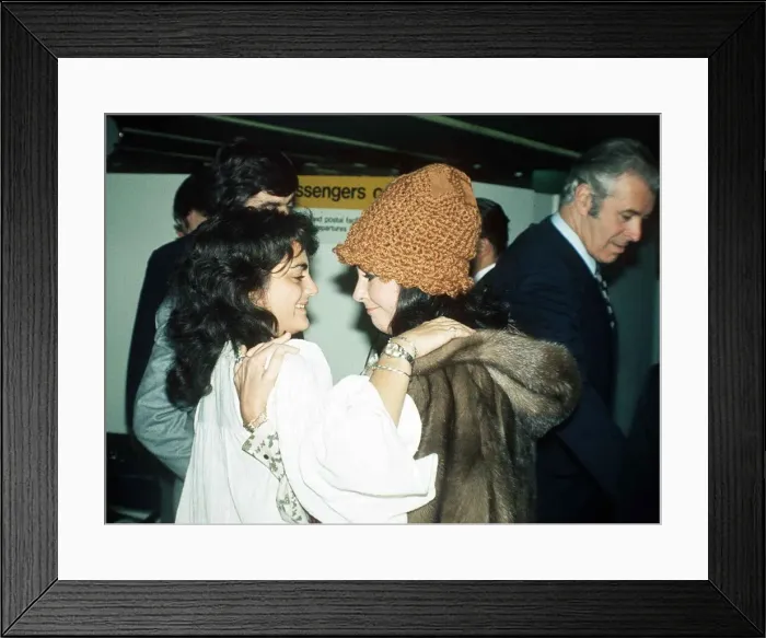 Framed Print : Elizabeth Taylor Nov 1973 With daughter Lisa LFEY003 Framed Print : Elizabeth Taylor Nov 1973 With daughter Lisa LFEY003