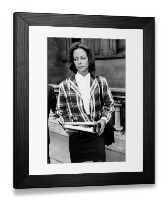 Framed Print : Jenny Seagrove Actress in a high court divorce leaving the court in July 1988