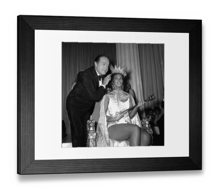 Framed Print : Jennifer Hosten Miss World with Bob Hope actor - Novemebr 1970 msi Framed Print : Jennifer Hosten Miss World with Bob Hope actor - Novemebr 1970 msi