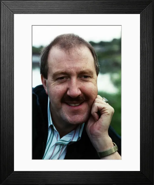 Framed Print : Gorden Kaye Actor from BBC Comedy series Allo Allo'. September 1989