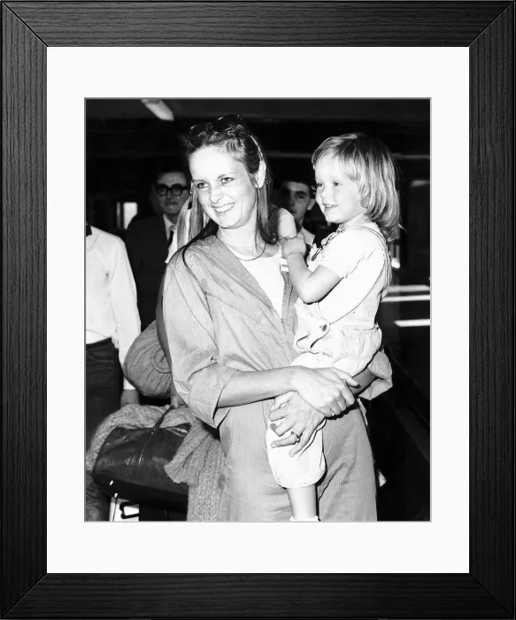 Framed Print : Twiggy model and actress leaving Heathrow airport for Los Angeles with daughter Carly who Framed Print : Twiggy model and actress leaving Heathrow airport for Los Angeles with daughter Carly who
