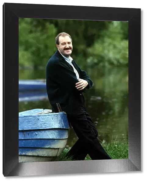 Gorden Kaye actor by the river in Chester, September 1989