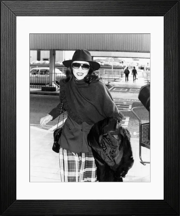 Framed Print : Joan Collins the actress at Heathrow airport in October 1988 Framed Print : Joan Collins the actress at Heathrow airport in October 1988