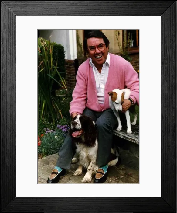 : Ronnie Corbett actor / comedian with his two dogs : Ronnie Corbett actor / comedian with his two dogs