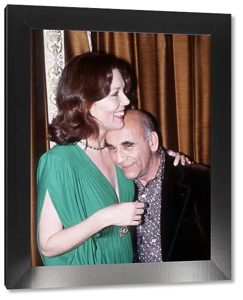 Diana Rigg Actress with Warren Mitchell - December 1974 dbase msi