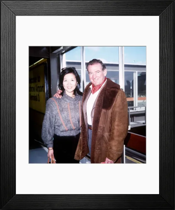 Framed Print : Rod Taylor and his wife Carol leave LAP for Los Angeles April 1985