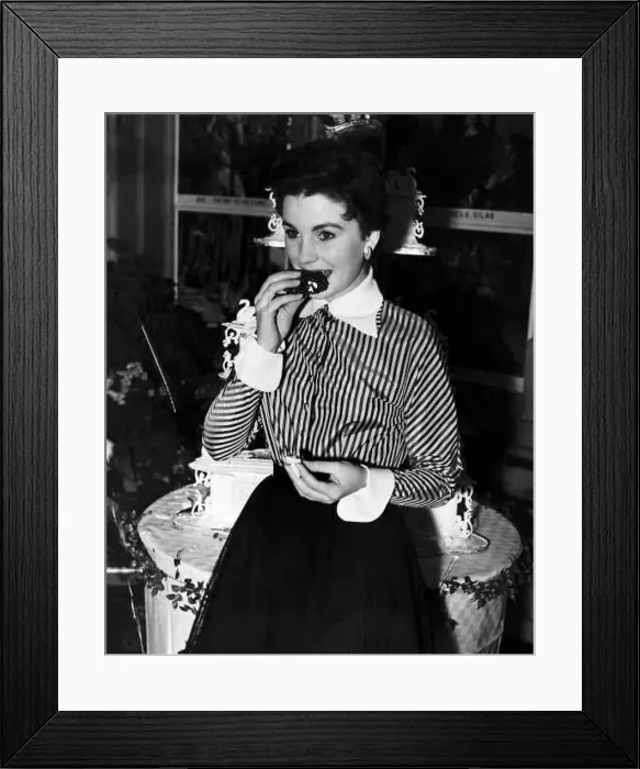  : Jean Simmons actress on her 21st birthday eating cake January 1950