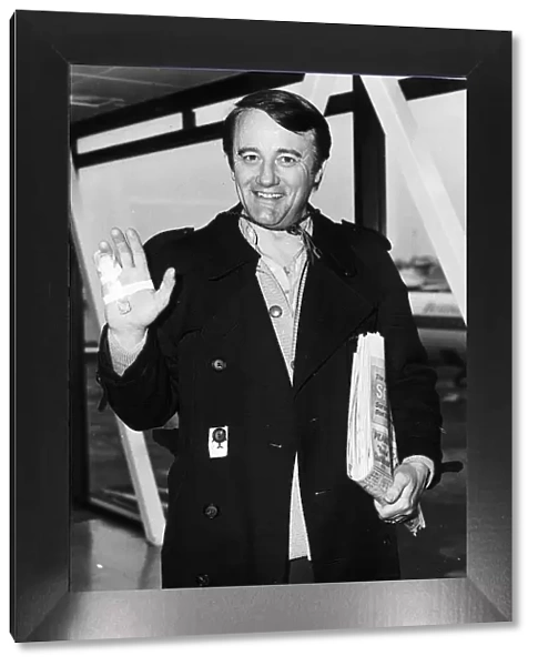 Robert Vaughn actor at airport - March 1976 Dbase MSi