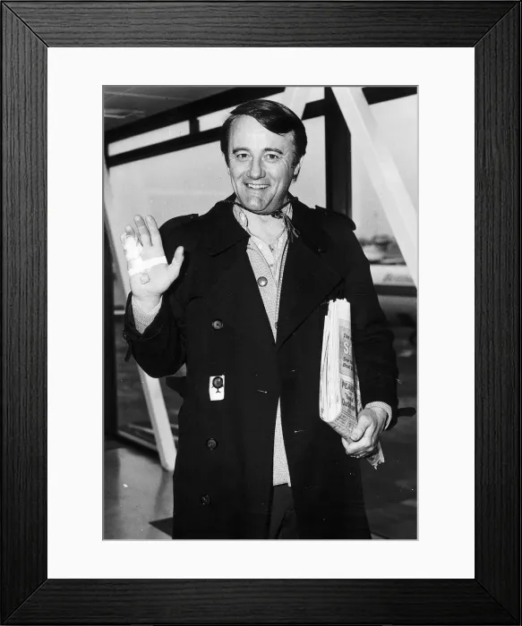 Framed Print : Robert Vaughn actor at airport - March 1976 Dbase MSi