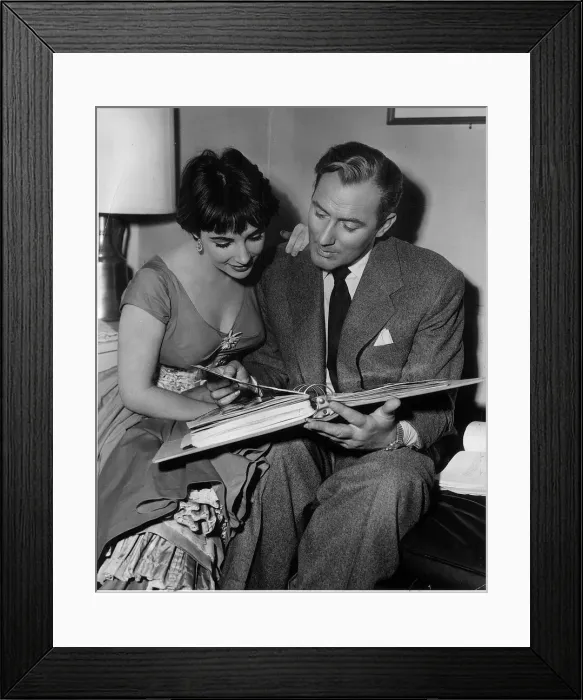 Framed Print : Elizabeth Taylor with husband Michael Wilding look through a photograph album from their Framed Print : Elizabeth Taylor with husband Michael Wilding look through a photograph album from their