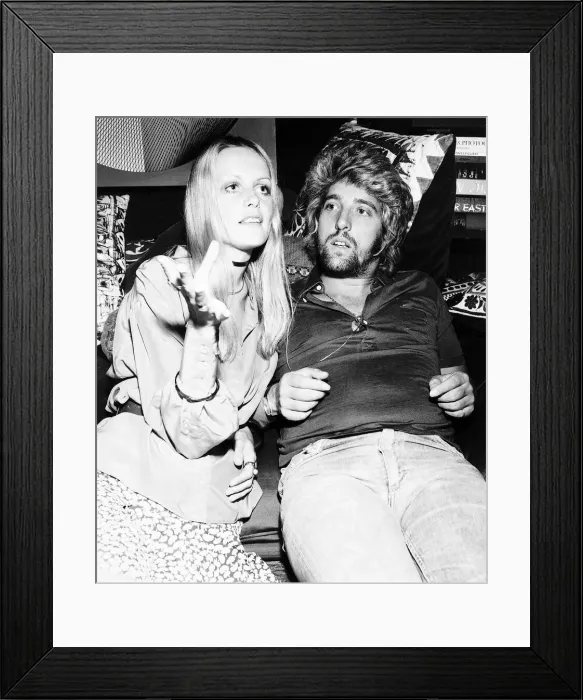 Framed Print : Twiggy model and actress with boyfriend and manager Justin de Villeneuve Framed Print : Twiggy model and actress with boyfriend and manager Justin de Villeneuve