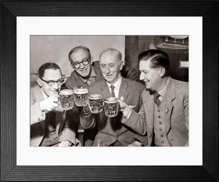 Framed Print : Beer Tasting at the Pickerhurst Green Hotel in West Wickham Kent