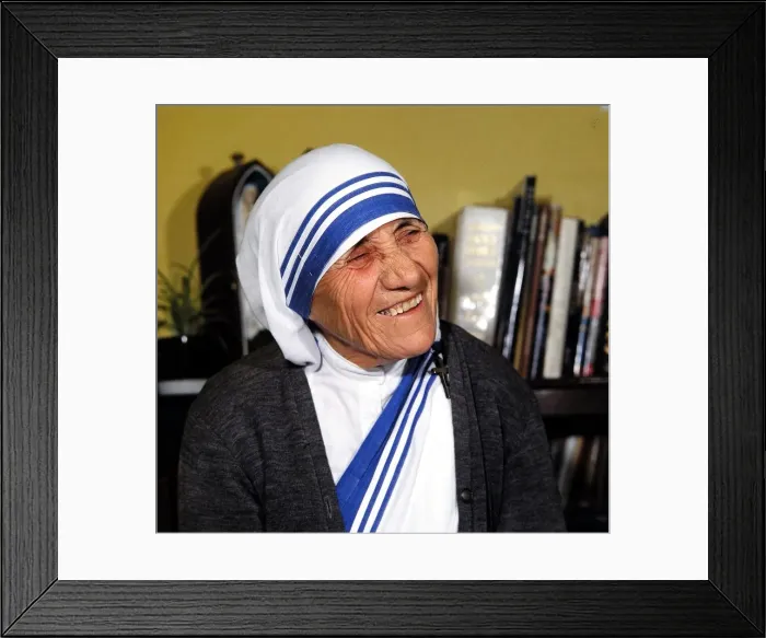 Framed Print : Mother Teresa seen here during a to Scotland in July 1982 Framed Print : Mother Teresa seen here during a to Scotland in July 1982