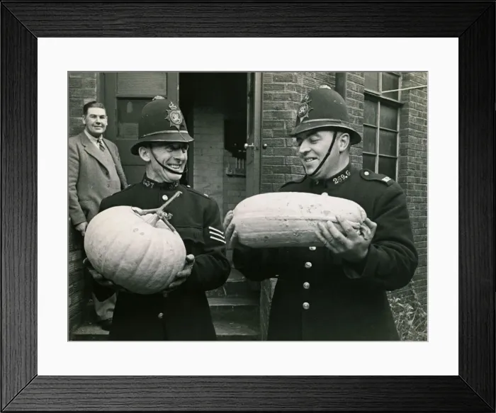 Framed Print : Sgt A Wren and PC W Davies have a witness of weights to help the verdict of who