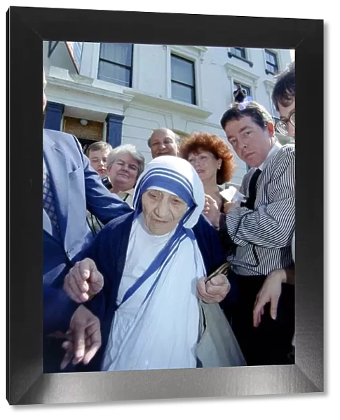 Mother Teresa opens hostel in London June 1993