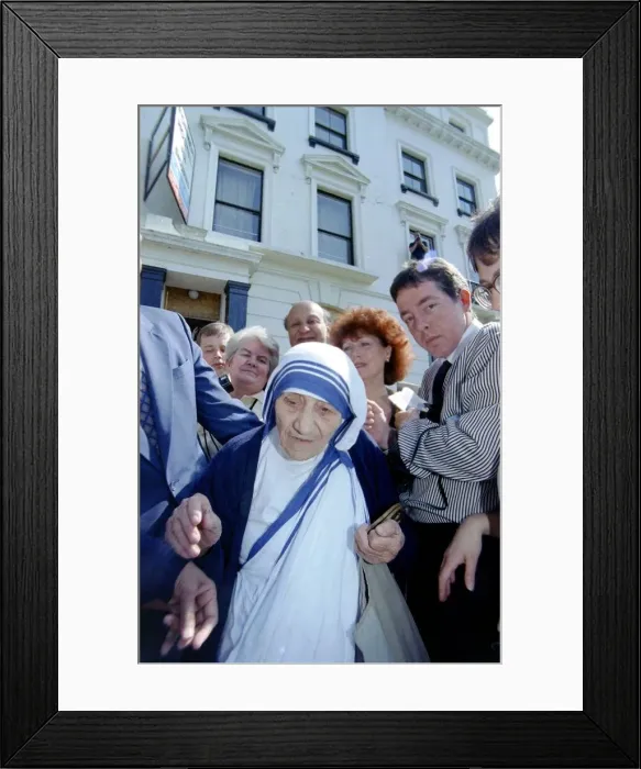 Framed Print : Mother Teresa opens hostel in London June 1993 Framed Print : Mother Teresa opens hostel in London June 1993