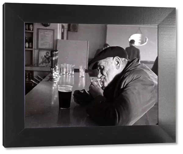 The Chimes Lansbury Public House Pub - 1953 A old man sits at the bar with a pint