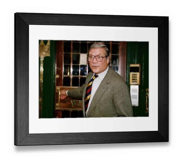 Framed Print : Oliver Reed Actor leaves a Fleet St bar to appear at the High Court on an assault charge