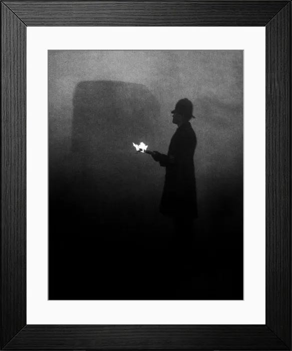 Framed Print : Police using flames at Marble Arch to direct the traffic in London smog 1952 Framed Print : Police using flames at Marble Arch to direct the traffic in London smog 1952