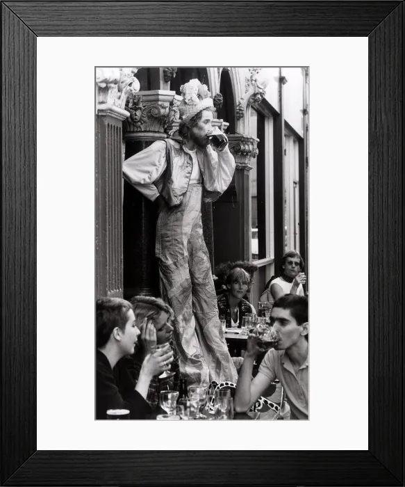 Framed Print : John Trigger stilt walker stops for a pint of beer in Covent Garden